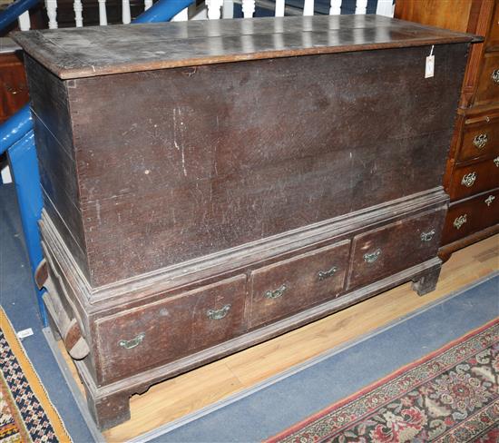 An 18th century oak mule chest, W.150cms